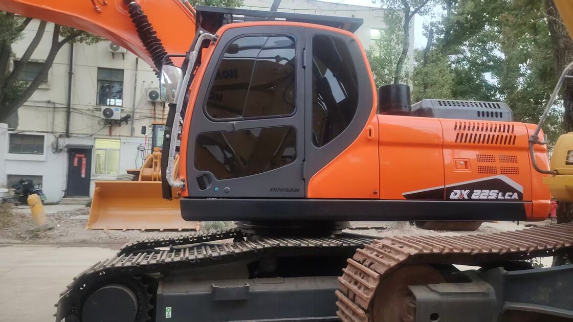 Excavadora usada Doosan DX225LC de alto custo-benefício 22000 kg para trabalhos de terra e engenharia de pedra