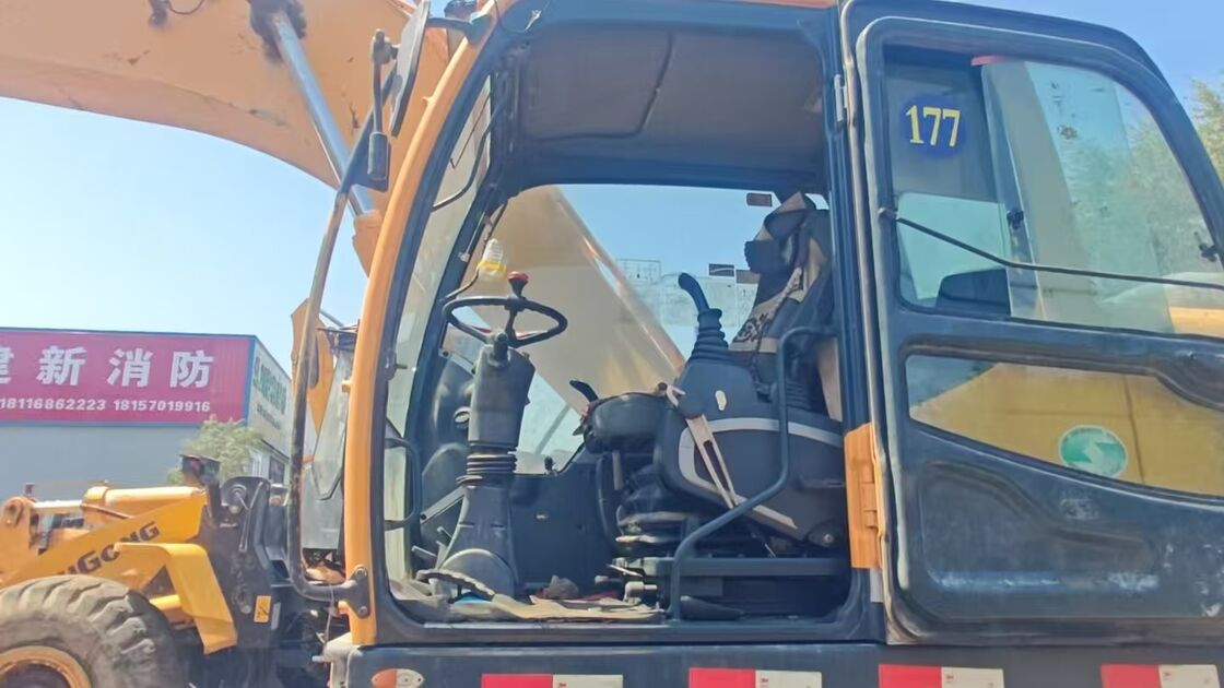 South Korea's Hyundai210 wheel excavator is used for mining construction machinery.